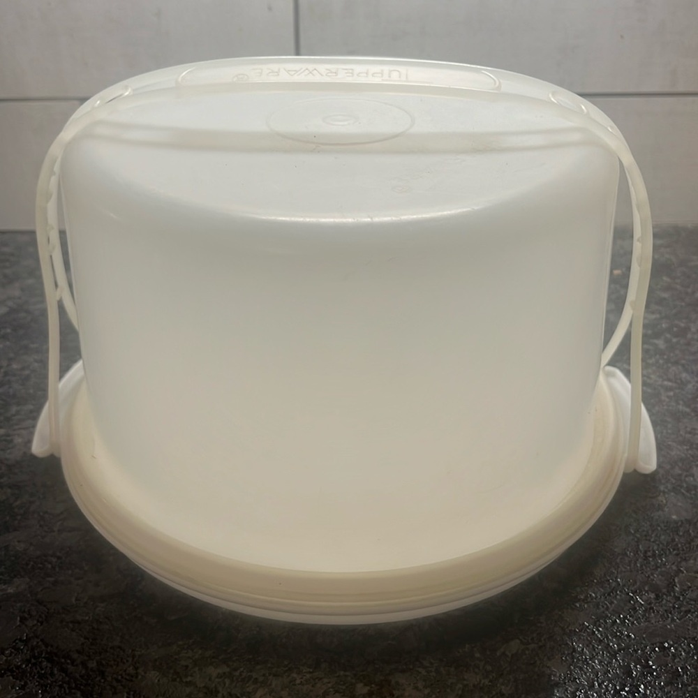 CAKE CARRIER VINTAGE TUPPERWARE with handle. 10 inch base. Lid is 6 inch…